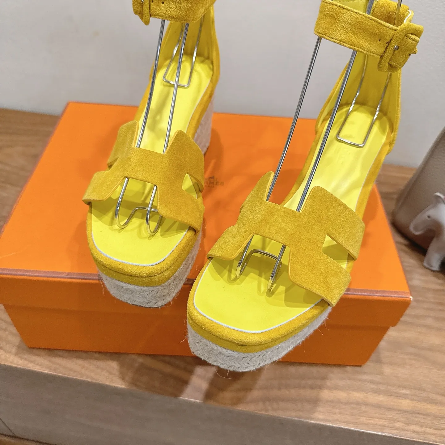 👟👟Ex-factory price 720👟👟 Hermes... a Eclair 2025 new color + popular series, the version is super positive, with a certain thickness, which makes the legs longer! Breathable, comfortable calfskin, spring and summer color matching, this item is both beautiful and comfortable! Channel supply code size: 35-39 can be ordered as 40.41 with airplane box ➕20